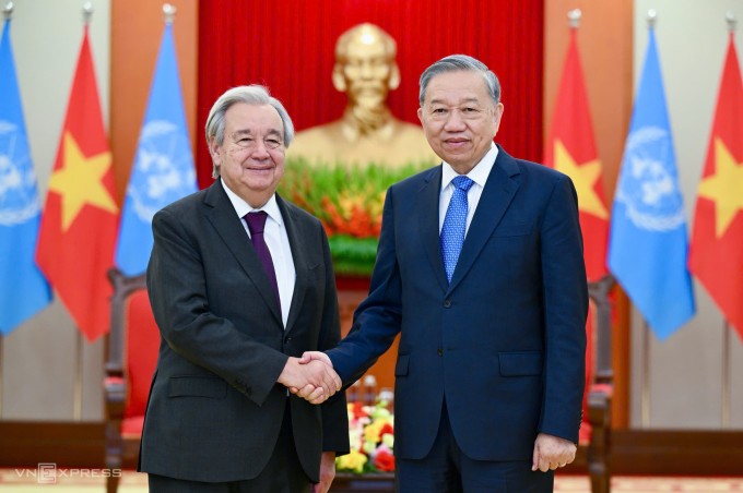Tổng Bí thư Tô Lâm bắt tay Tổng thư ký Liên Hợp Quốc Antonio Guterres sáng 25/10. Ảnh: Giang Huy