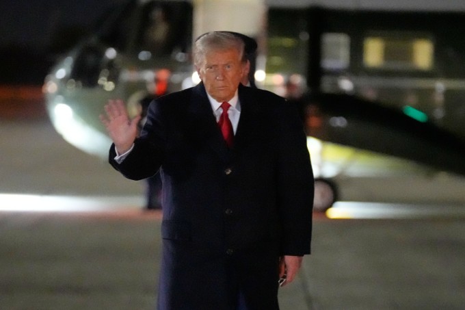 Tổng thống Donald Trump vẫy tay trước khi lên Không lực Một, khởi hành đến châu Á ngày 24/10. Ảnh: AP