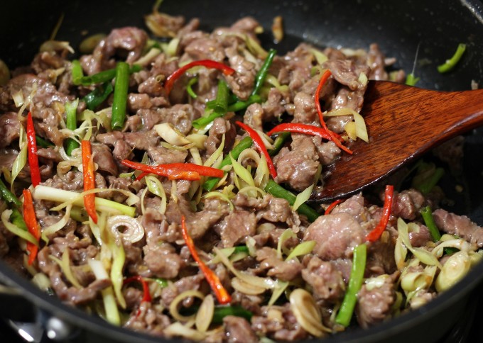 Thịt bò nên xào nhanh trên lửa to. Ảnh: Bùi Thủy