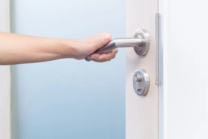 Chạm vào 6 vật dụng công cộng này, hãy rửa tay ngay - 1
