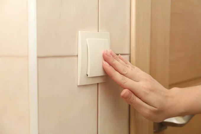 Chạm vào 6 vật dụng công cộng này, hãy rửa tay ngay - 4