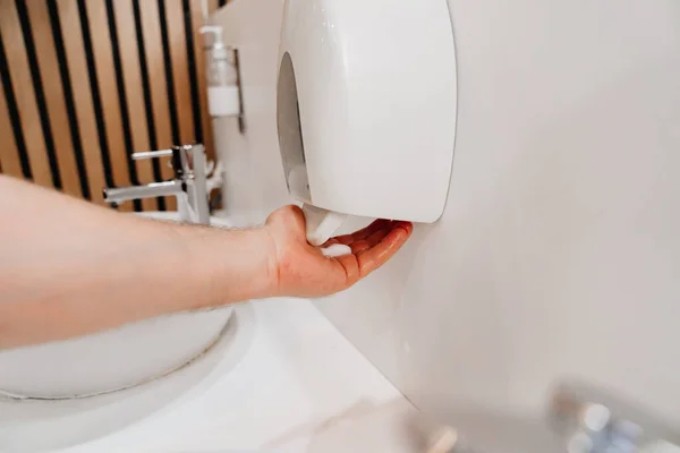 Chạm vào 6 vật dụng công cộng này, hãy rửa tay ngay - 5
