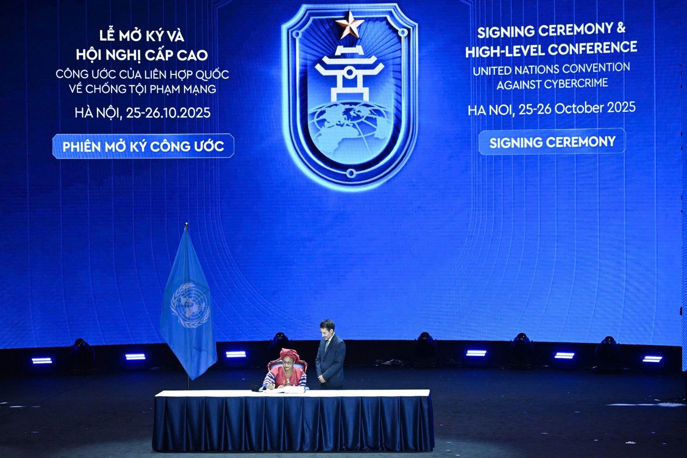 Bộ trưởng Bộ Công an Lương Tam Quang và đại diện các quốc gia ký kết Công ước. Ảnh: Như Ý