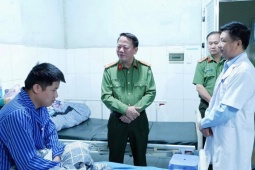 Đại úy Công an bị thương khi giải cứu cháu nhỏ bị đối tượng kề dao vào cổ