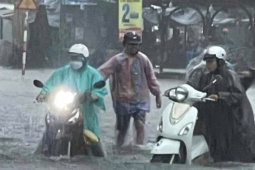 Video mưa lớn khiến phố biển Tuy Hòa ngập, dân bì bõm dắt xe lội nước