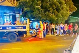Thanh niên say xỉn lái xe máy 'thông chốt' đo nồng độ cồn, tông 1 cán bộ công an bị thương