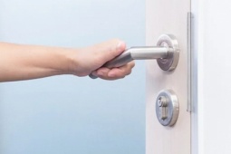 Chạm vào 6 vật dụng công cộng này, hãy rửa tay ngay