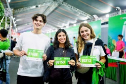 Dàn trai xinh, gái đẹp “đốt nóng” VPBank Hanoi International Marathon 2025 trước giờ xuất phát