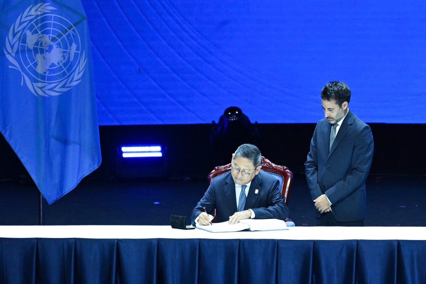 Bộ trưởng Bộ Công an Lương Tam Quang và đại diện các quốc gia ký kết Công ước. Ảnh: Như Ý