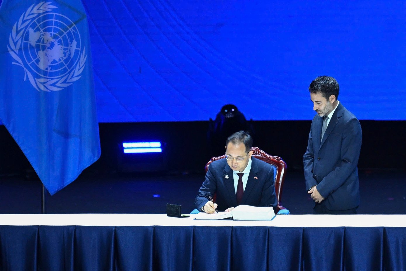 Bộ trưởng Bộ Công an Lương Tam Quang và đại diện các quốc gia ký kết Công ước. Ảnh: Như Ý