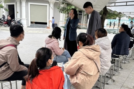 Xếp hàng xuyên đêm nộp hồ sơ mua nhà xã hội tại Hà Nội