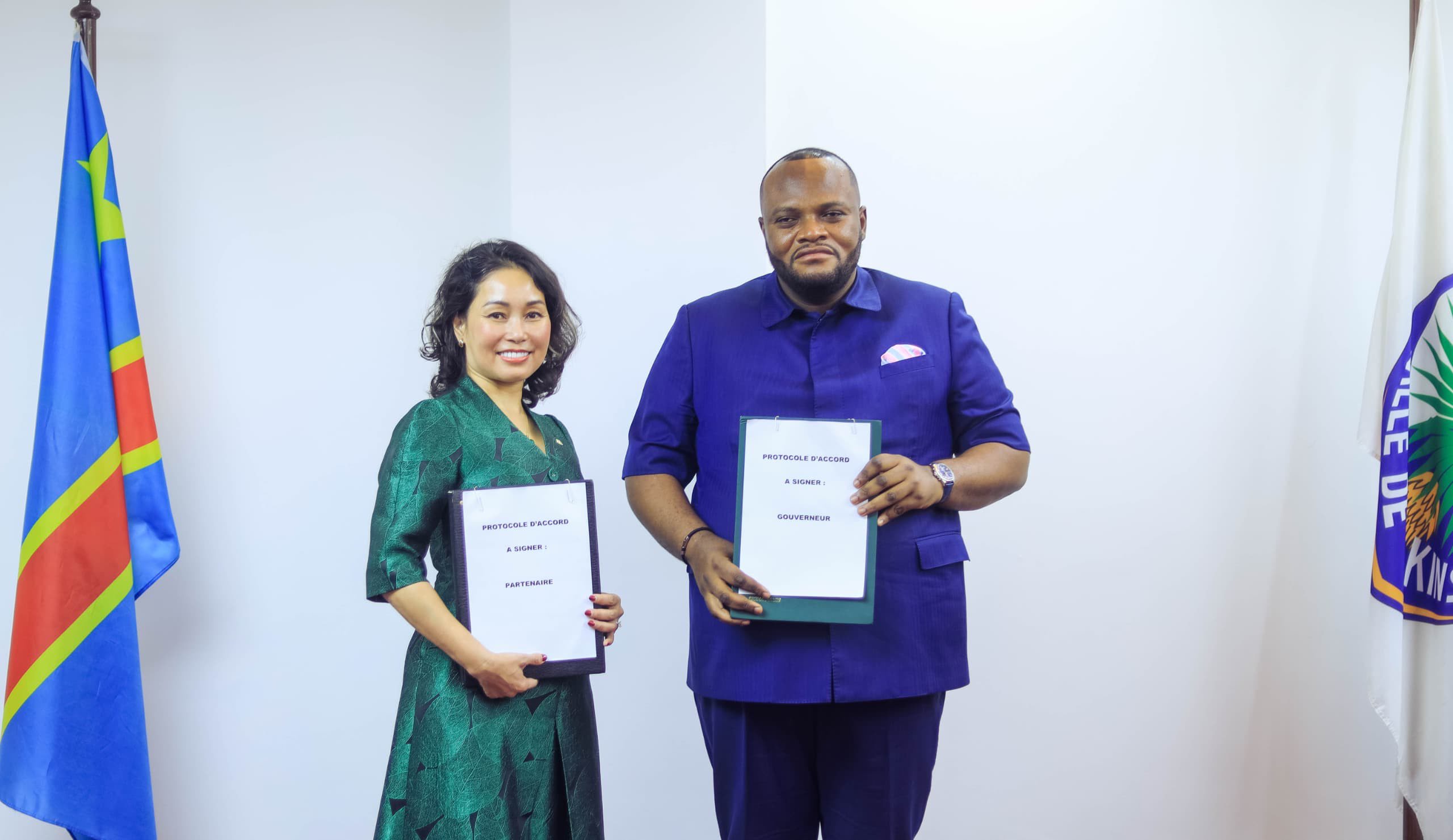 Ông Daniel Bumba Lubaki, Tỉnh trưởng Thành phố Kinshasa và Bà Lê Thị Thu Thuỷ, Phó Chủ tịch Tập đoàn Vingroup tại buổi ký kết MOU