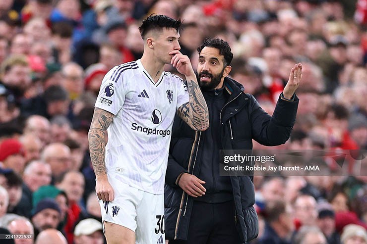 HLV Amorim đang gặp khó với Sesko