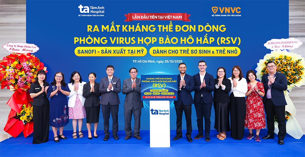 Hệ thống Tiêm chủng VNVC phối hợp cùng Hệ thống BVĐK Tâm Anh ra mắt và triển khai tiêm kháng thể đơn dòng phòng virus hợp bào hô hấp RSV cho trẻ sơ sinh và trẻ nhỏ, sáng 25/10. Ảnh: Văn Nhân