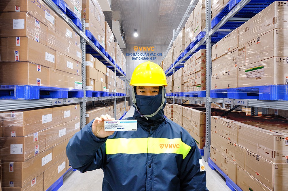Những lô kháng thể đơn dòng Nirsevimab đầu tiên tại Hệ thống Kho lạnh đạt chuẩn quốc tế theo tiêu chuẩn GSP của VNVC và được vận chuyển đến Hệ thống Bệnh viện Đa khoa Tâm Anh tại Hà Nội và TP.HCM