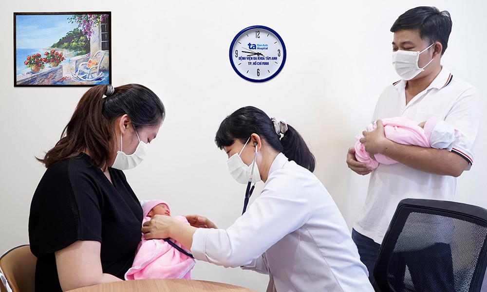 Vợ chồng chị Tuyết Hoa đưa cặp song sinh 1 tuần tuổi đến Phòng khám Đa khoa Tâm Anh Quận 7 (TP.HCM) tiêm kháng thể đơn dòng phòng virus RSV sáng 25/10. Ảnh: Văn Nhân