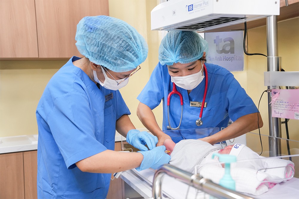 Chị Nguyễn Thị Hà (45 tuổi, Hà Nội) hạnh phúc đón con gái đầu lòng nhờ phương pháp IVF, đưa bé trở lại tiêm kháng thể đơn dòng phòng RSV trong ngày ra mắt. Ảnh: Giang Phạm