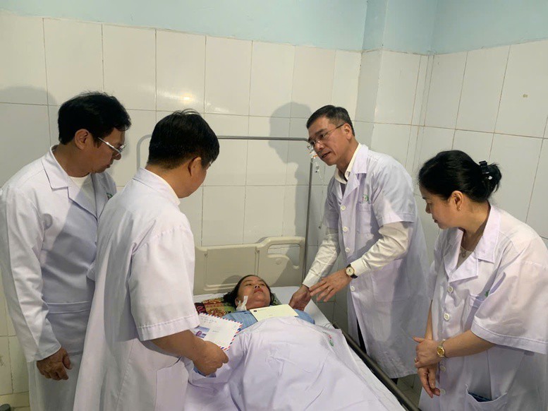 Đoàn công tác hỏi thăm sức khỏe điều dưỡng Nguyễn Thị Thùy Trang sau ca phẫu thuật.