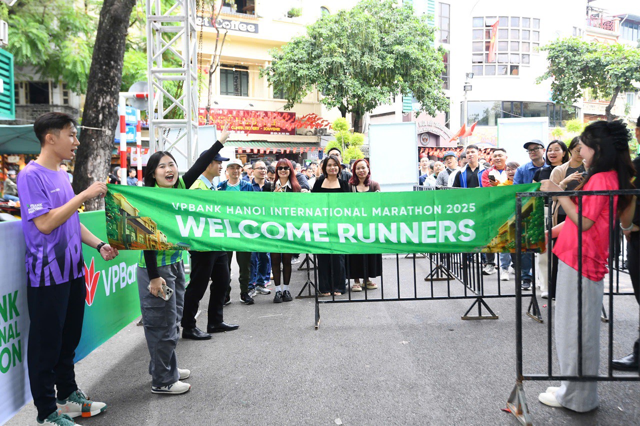 Dàn trai xinh, gái đẹp “đốt nóng” VPBank Hanoi International Marathon 2025 trước giờ xuất phát - 1