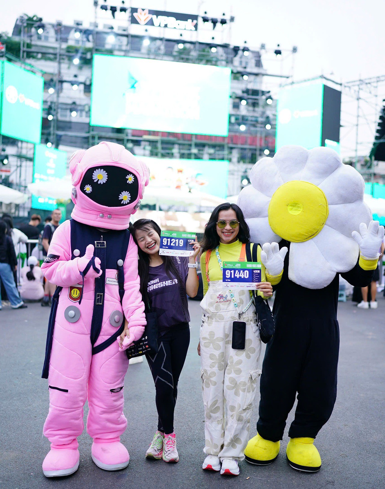 Dàn trai xinh, gái đẹp “đốt nóng” VPBank Hanoi International Marathon 2025 trước giờ xuất phát - 2