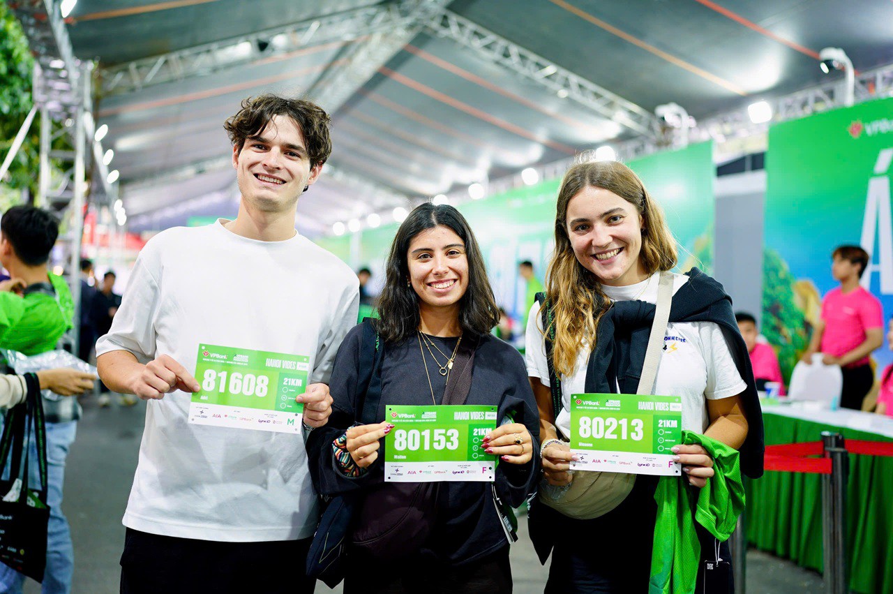 Dàn trai xinh, gái đẹp “đốt nóng” VPBank Hanoi International Marathon 2025 trước giờ xuất phát - 4