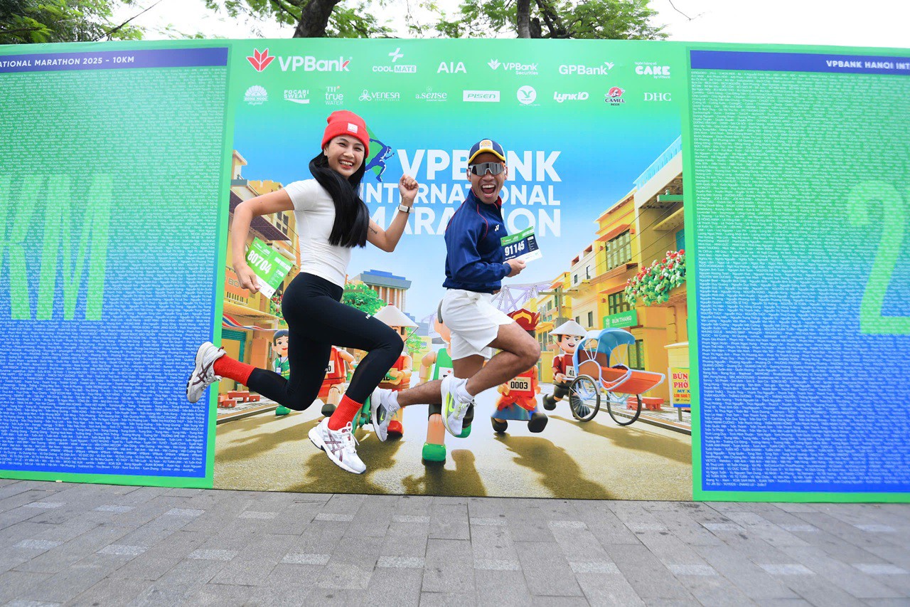Dàn trai xinh, gái đẹp “đốt nóng” VPBank Hanoi International Marathon 2025 trước giờ xuất phát - 6