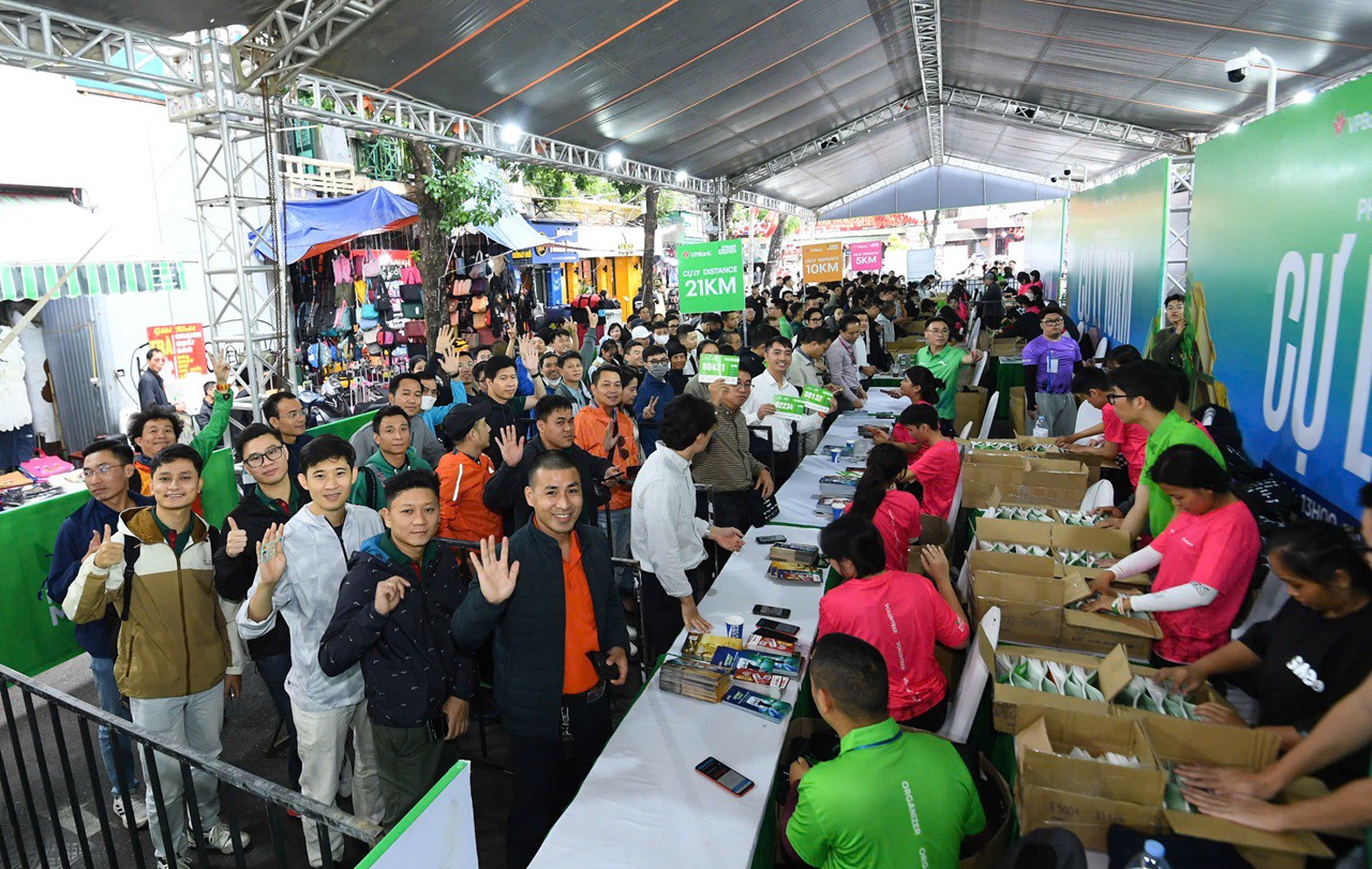 Dàn trai xinh, gái đẹp “đốt nóng” VPBank Hanoi International Marathon 2025 trước giờ xuất phát - 7