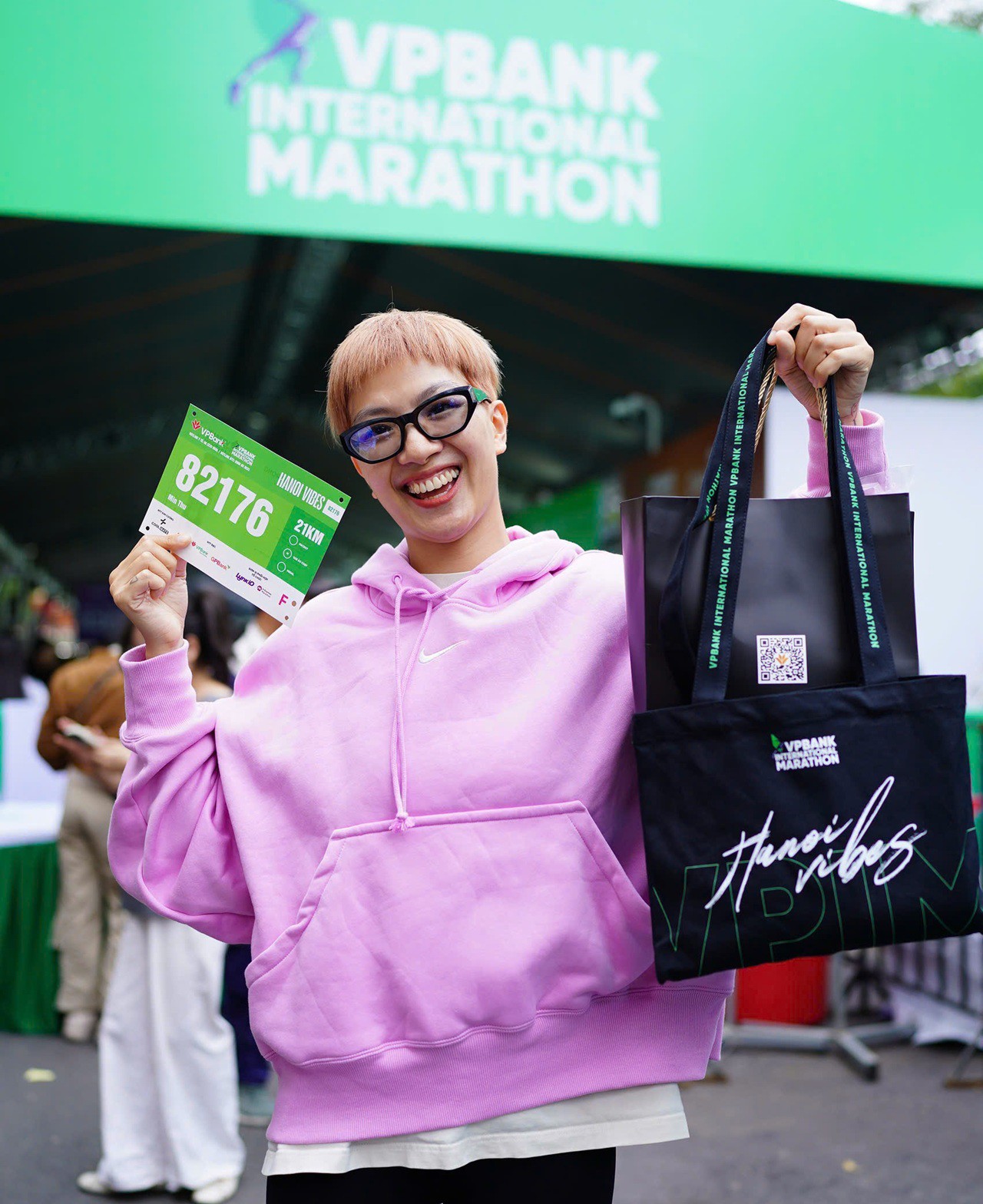 Dàn trai xinh, gái đẹp “đốt nóng” VPBank Hanoi International Marathon 2025 trước giờ xuất phát - 8
