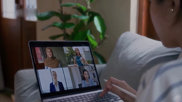 Giữ liên lạc không phải là sự ràng buộc, mà là cách giúp con người xích lại gần nhau hơn. (Ảnh minh họa)