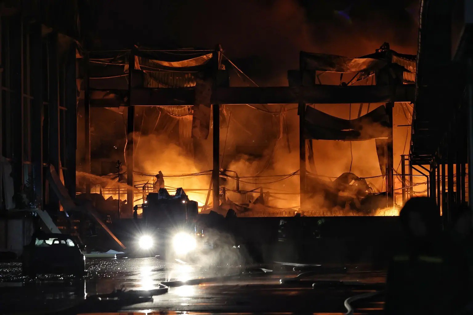 Lính cứu hỏa dập tắt đám cháy tại một nhà máy ở Kiev hôm 25/10 (ảnh: Getty)