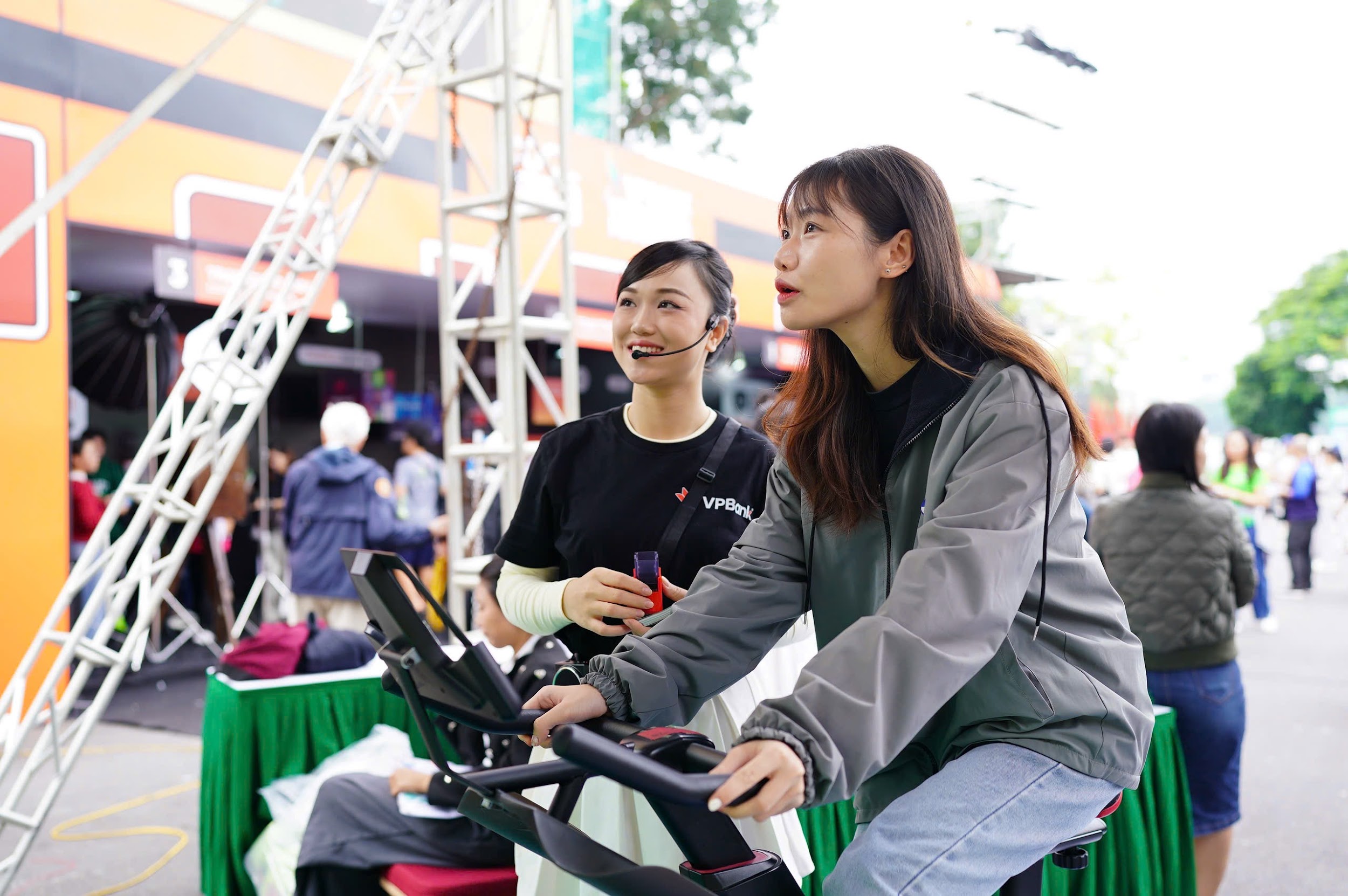 Một khách hàng trải nghiệm đạp xe thực tế ảo.