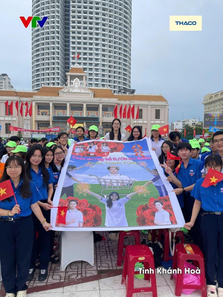 Với nét riêng của miền Tây sông nước, điểm cầu Đồng Tháp đã sẵn sàng với những món quà đặc biệt, là nguồn năng lượng tinh thần mạnh mẽ cho thí sinh Nguyễn Nhựt Lam.