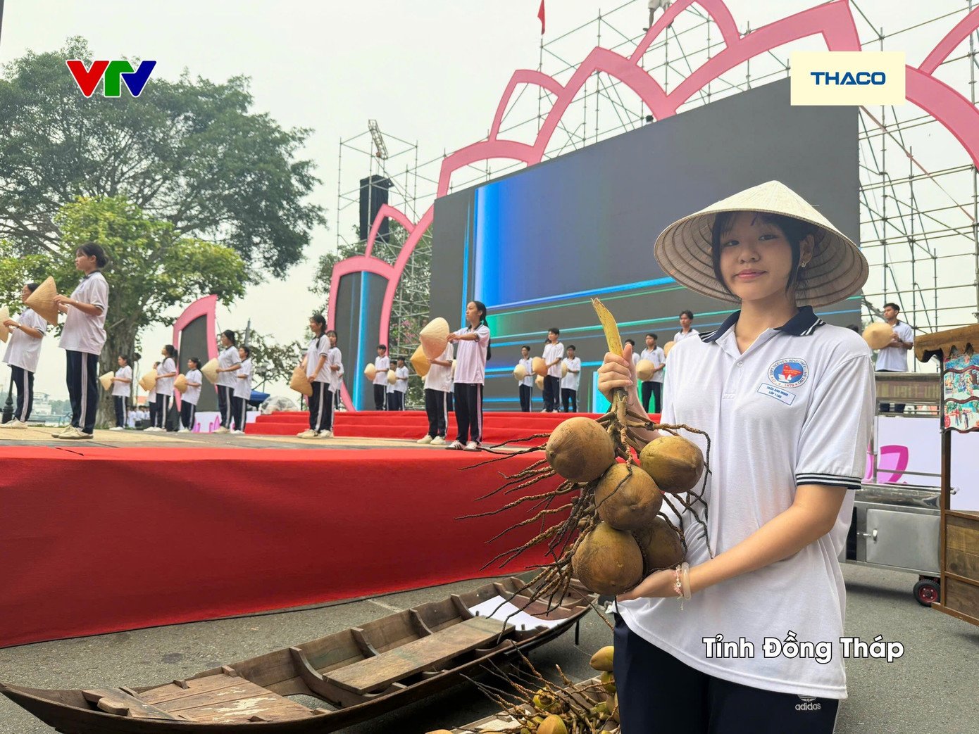 Với nét riêng của miền Tây sông nước, điểm cầu Đồng Tháp đã sẵn sàng với những món quà đặc biệt, là nguồn năng lượng tinh thần mạnh mẽ cho thí sinh Nguyễn Nhựt Lam.