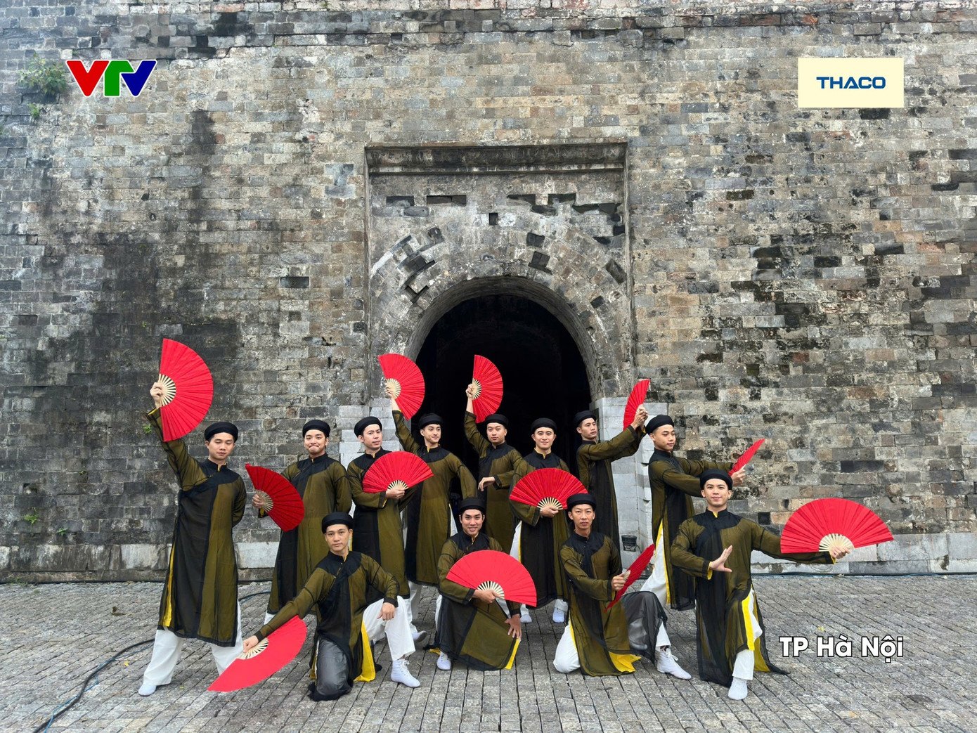 Cổng Đoan Môn rực rỡ sắc cờ từ các thầy cô, học sinh trường THPT chuyên Hà Nội - Amsterdam với sức mạnh tinh thần to lớn gửi đến chàng trai Trần Bùi Bảo Khánh.