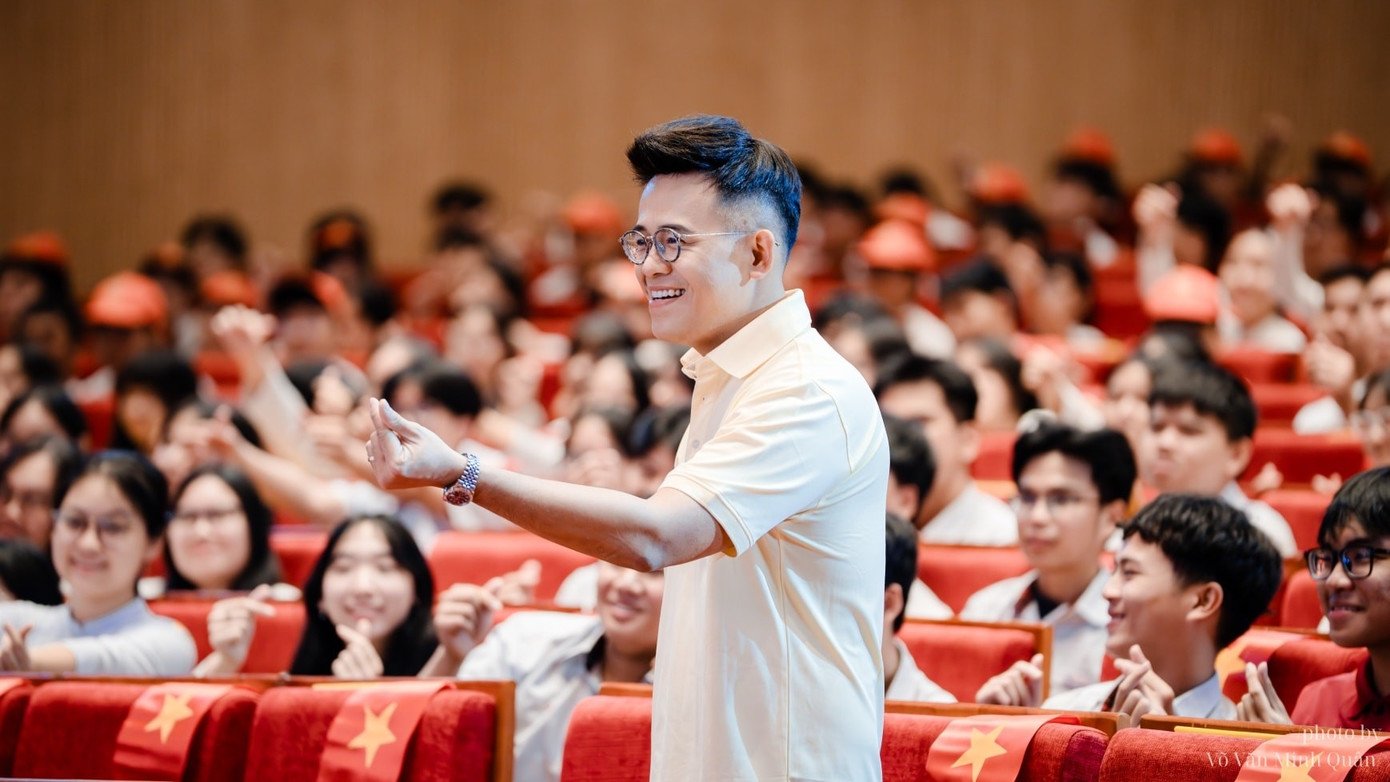 Điều đặc biệt là, 9 năm trước, MC Đức Bảo từng đồng hành cùng trường Quốc học Huế, điểm cầu Huế chinh phục đỉnh núi tri thức Olympia với nhà vô địch Hồ Đắc Thanh Chương. Với sự trở lại lần này, MC Đức Bảo sẽ một lần nữa góp phần thổi bùng ngọn lửa quyết tâm, góp phần đưa "nhà leo núi" Lê Quang Duy Khoa chạm tay vào vòng nguyệt quế.