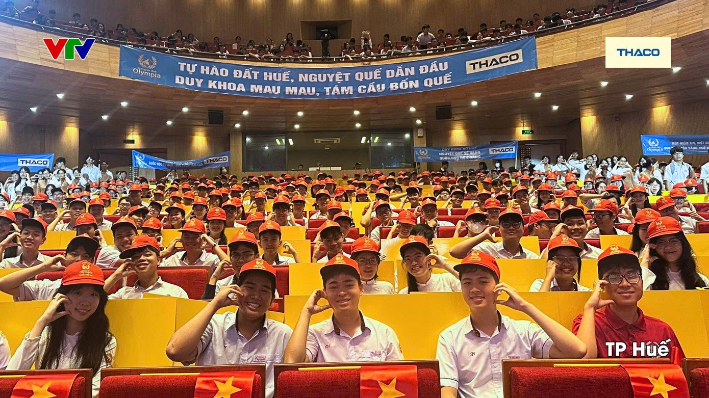 Buổi tổng duyệt tại nhà hát sông Hương có rất nhiều "hậu phương" cổ vũ tinh thần cho nam sinh Lê Quang Duy Khoa.