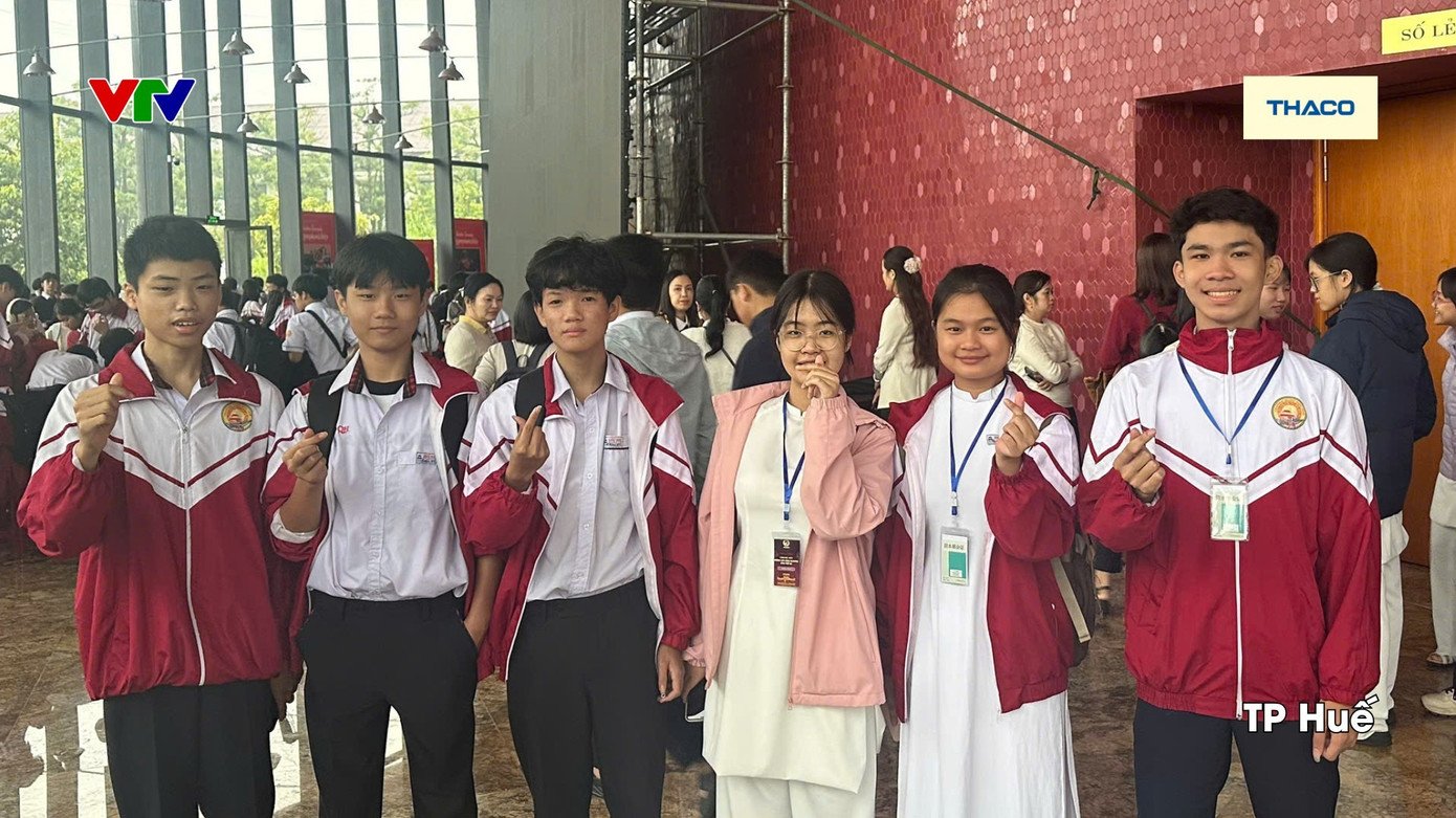 Buổi tổng duyệt tại nhà hát sông Hương có rất nhiều "hậu phương" cổ vũ tinh thần cho nam sinh Lê Quang Duy Khoa.