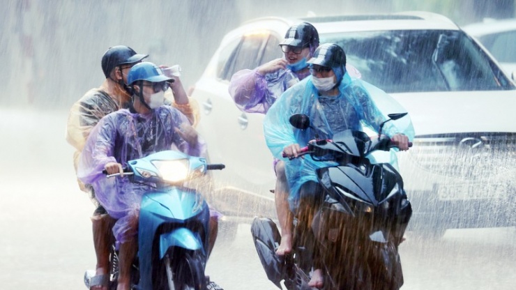 Thời tiết miền Trung và Nam Bộ hôm nay mưa to.