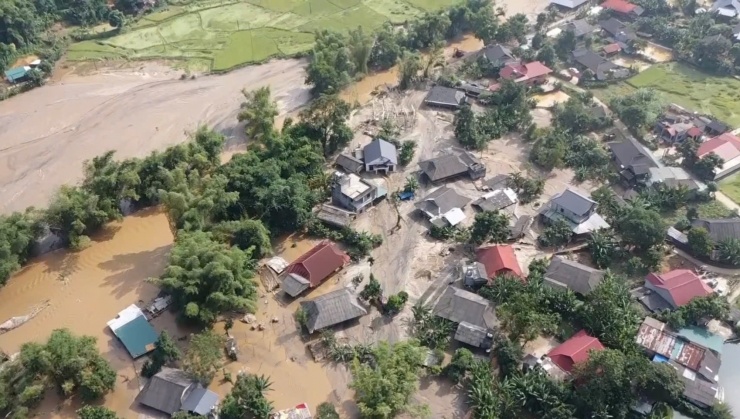 Sau khi lũ rút, hơn 100.000m3 cát vàng đã phủ kín 50 hộ dân thôn Làng Chút. Ảnh: CACC