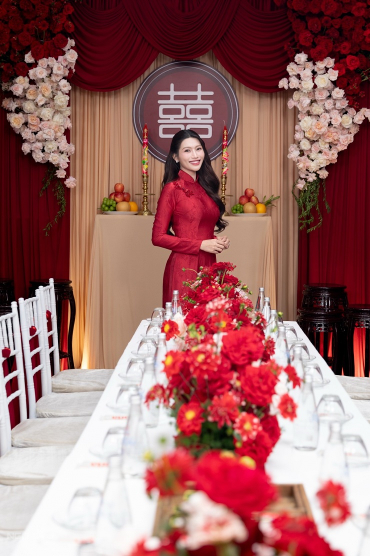 Ở lễ xin dâu, á hậu Quỳnh Châu chọn áo dài đỏ - gam màu hợp mệnh Hỏa - của NTK Hà Cúc, tượng trưng cho may mắn và sự nồng nhiệt trong tình yêu.