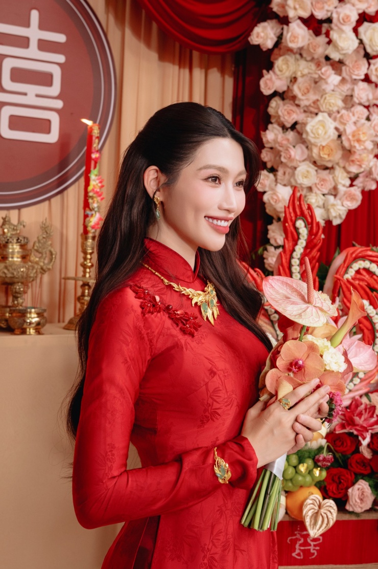 Cô dâu Quỳnh Châu đã chuẩn bị kỹ lưỡng, chọn phong cách tối giản cho lễ cưới vì 'ngày thường đã quen với sự lộng lẫy, chỉ muốn là chính mình trong ngày trọng đại'.