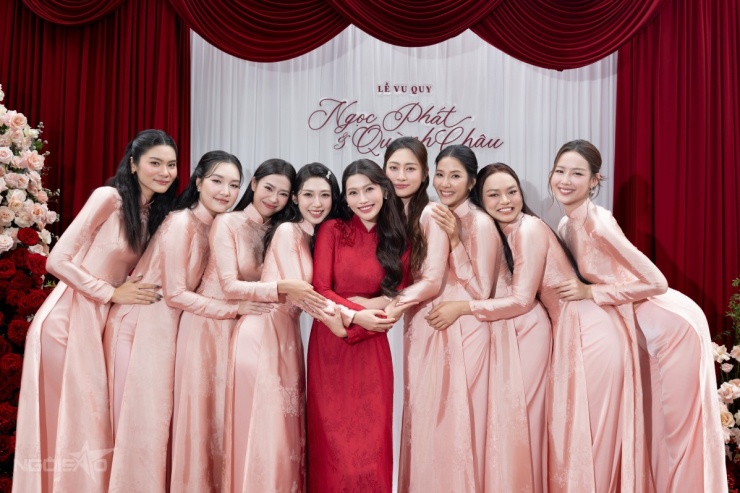 Dàn phù dâu nhí nhảnh chụp ảnh kỷ niệm.