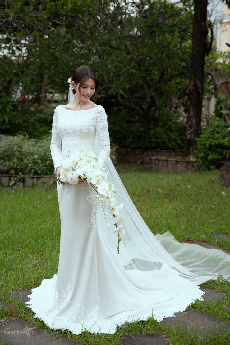 Váy cưới đính nghìn viên pha lê của Quỳnh Châu - 1