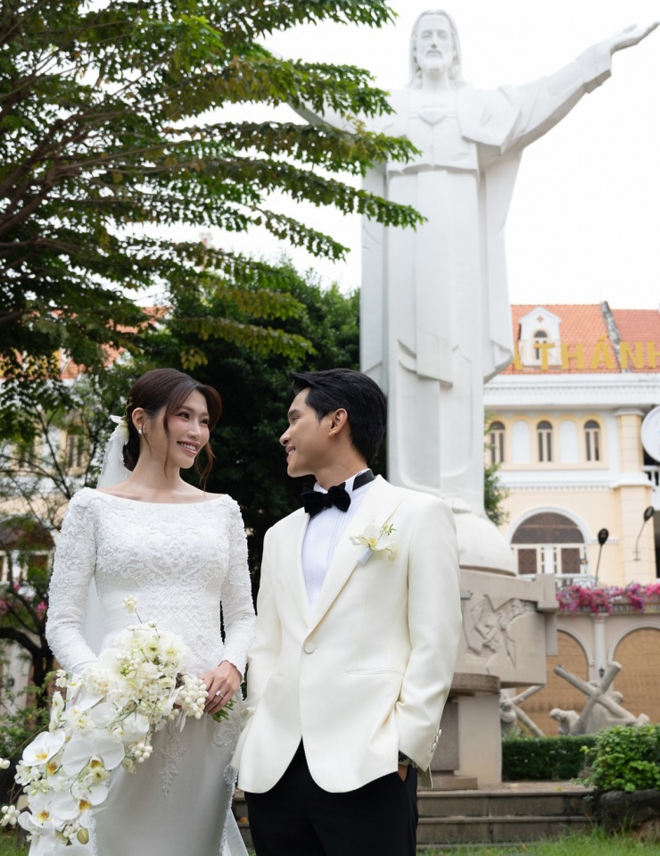 Váy cưới đính nghìn viên pha lê của Quỳnh Châu - 3