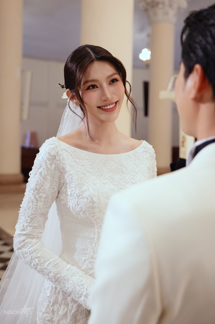 Quỳnh Châu và Ngọc Phát trong lễ cưới tại nhà thờ, sáng 25/10.