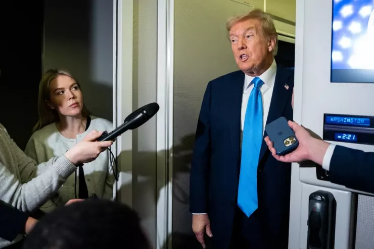 Tổng thống Mỹ Donald Trump phát biểu trên chuyên cơ Air Force One ngày 25-10 trước khi đến Malaysia. Ảnh: Haiyun Jiang/The New York Times