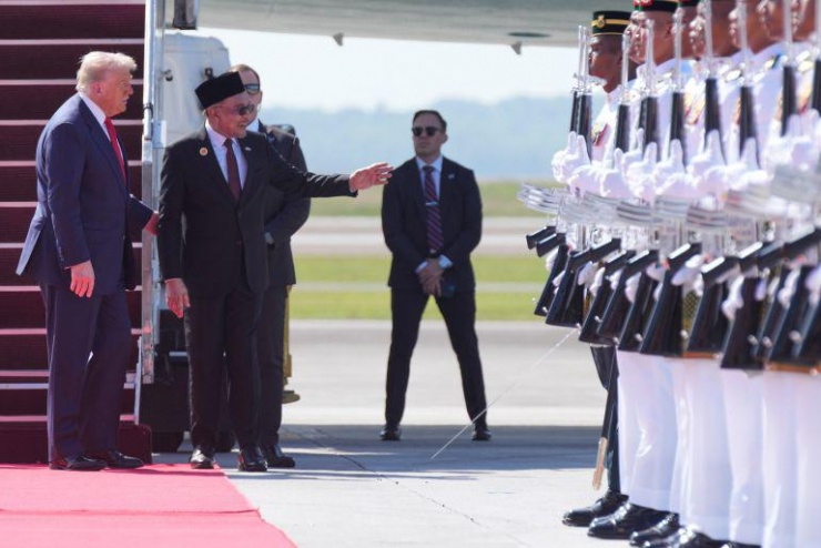 Tổng thống Donald Trump được Thủ tướng Malaysia Anwar Ibrahim chào đón khi ông đến Sân bay Quốc tế Kuala Lumpur ở Sepang - Malaysia vào ngày 26-10. Ảnh: AP