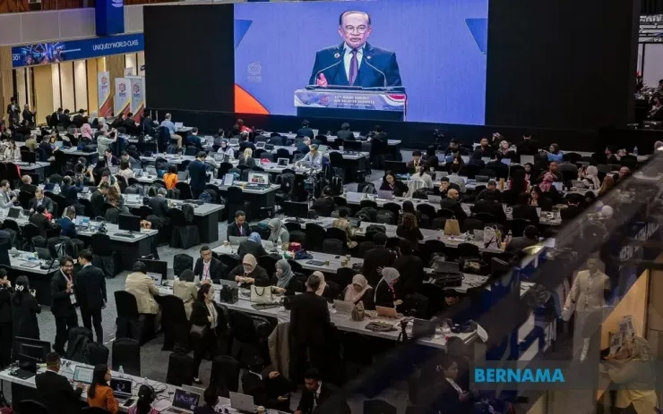 Thủ tướng Malaysia - ông Anwar Ibrahim phát biểu tại lễ khai mạc Hội nghị Cấp cao ASEAN lần thứ 47 và các hội nghị liên quan tại Kuala Lumpur ngày 26-10. Ảnh: BERNAMA