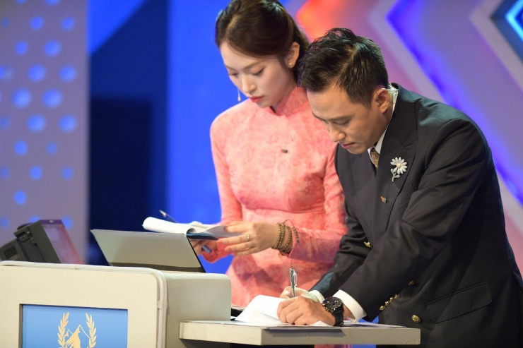 Khánh Vy duyên dáng sánh đôi MC Ngọc Huy trong chung kết Olympia 25 - 2