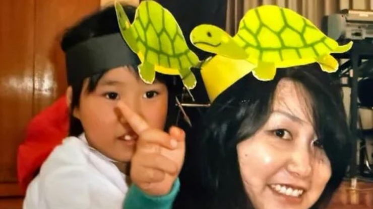 Bé Natsuse và mẹ, cô Chiyumi. Ảnh: FNN.jp.